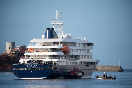 Pasajeros del crucero MV Hondius, afectado por hantavirus, comienzan a desembarcar en las Islas Canarias