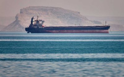 Irán ataca refinería petrolera en Emiratos Árabes Unidos en medio de tensiones por el Estrecho de Ormuz