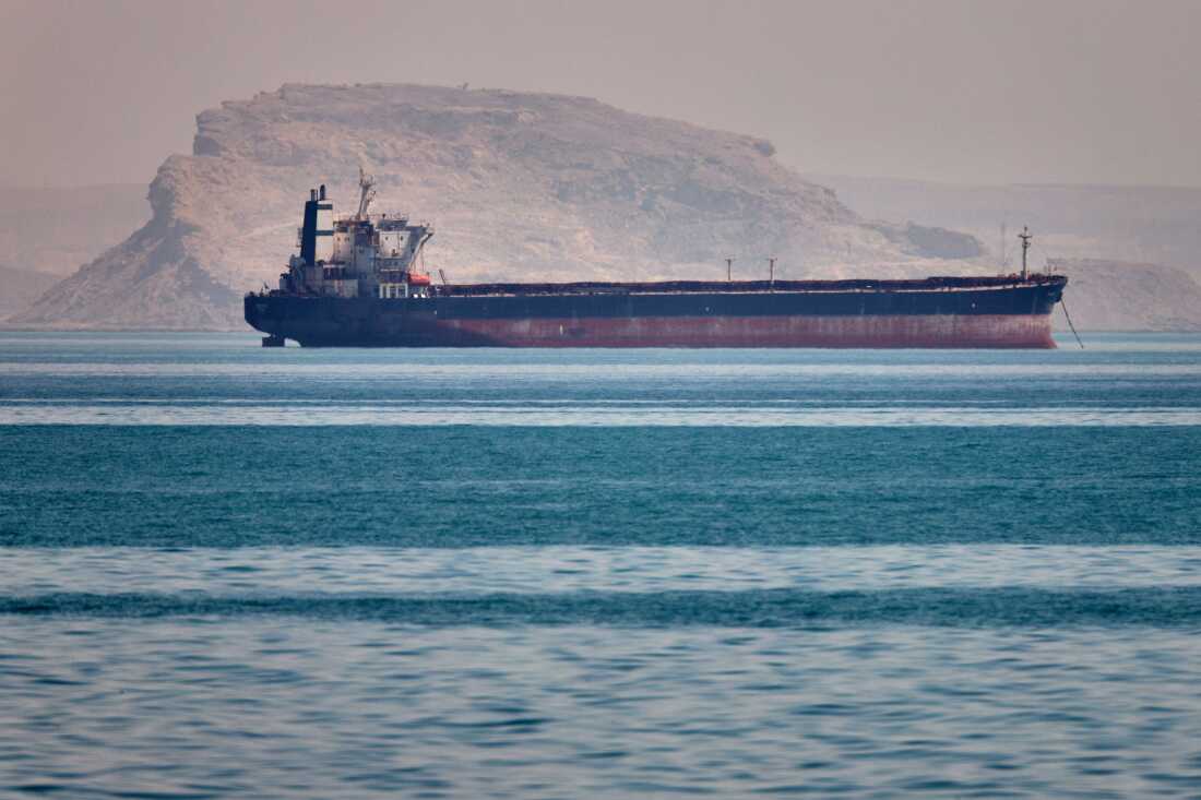 Irán ataca refinería petrolera en Emiratos Árabes Unidos en medio de tensiones por el Estrecho de Ormuz
