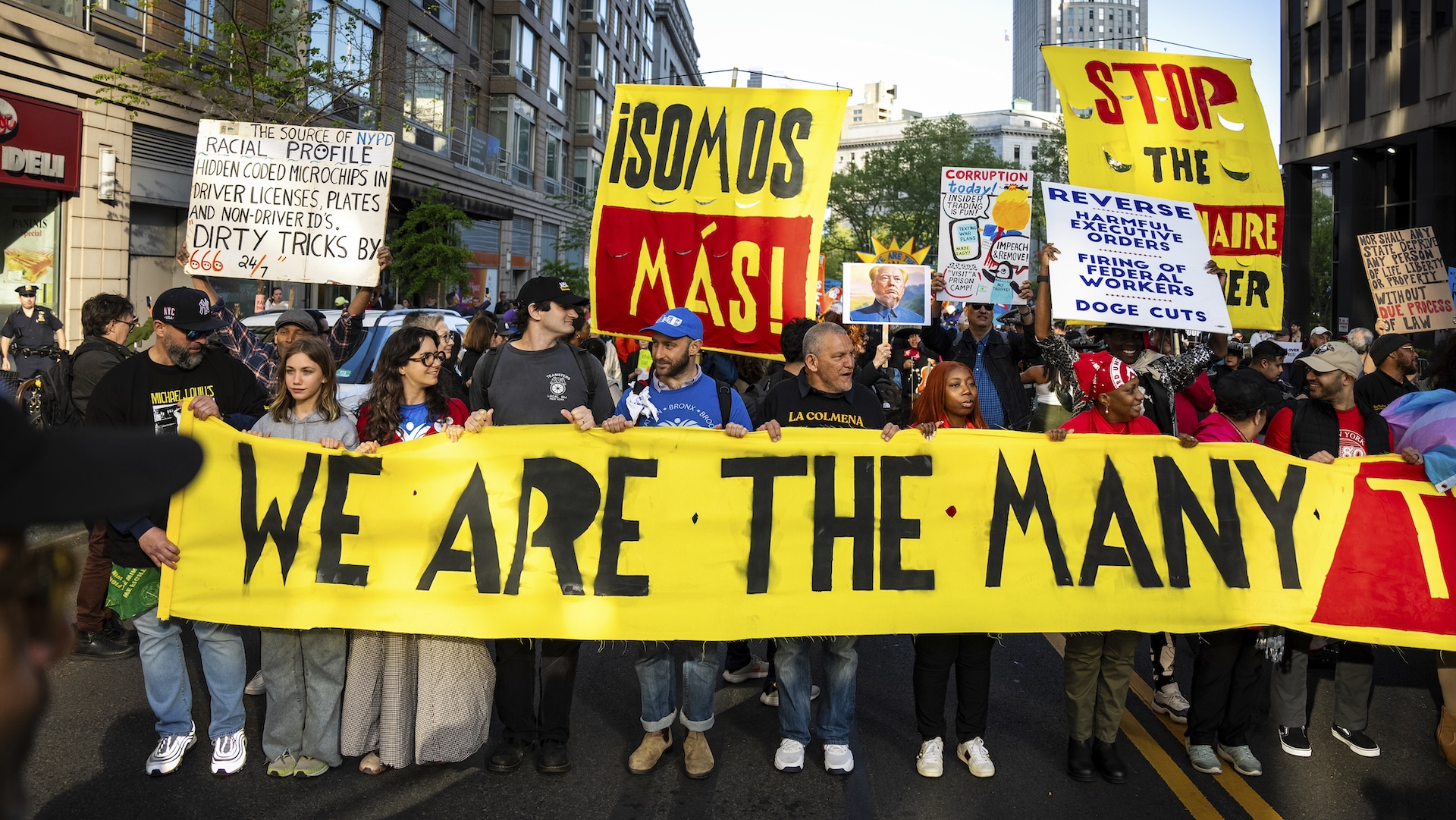 Manifestantes marchando en Nueva York el Primero de Mayo