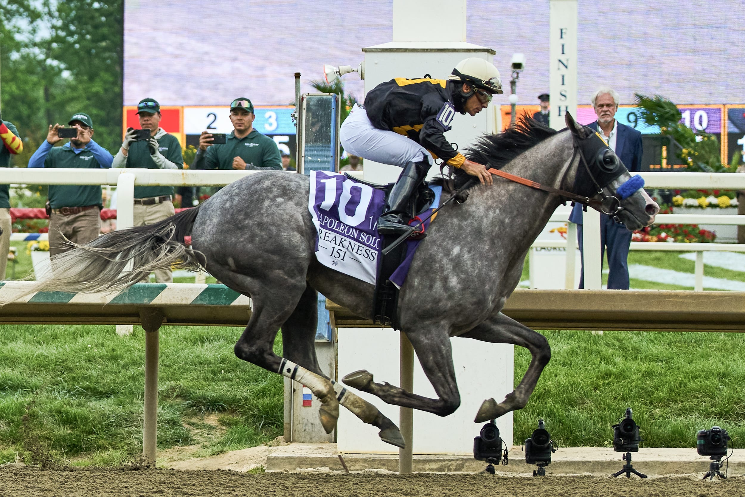 Napoleon Solo gana el 151° Preakness Stakes; el jinete mexicano Paco López hace historia