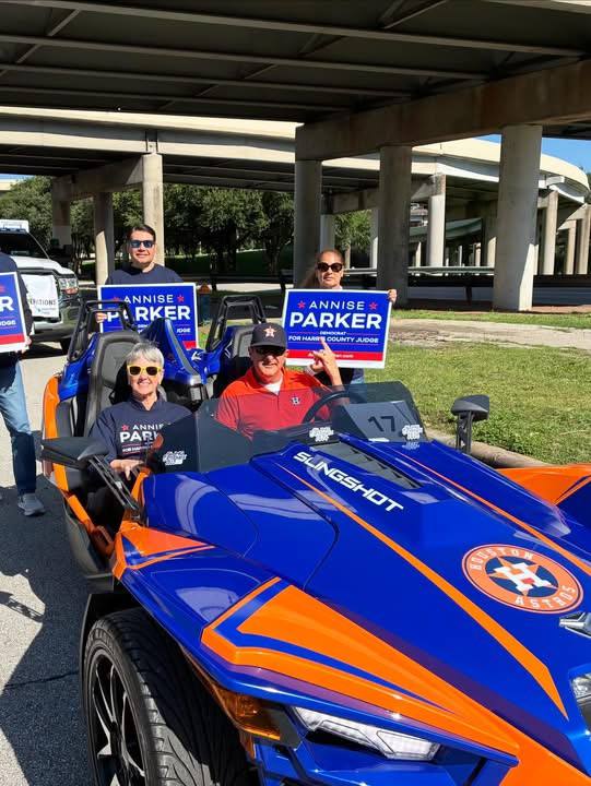 Annise Parker en el Slingshot de los Astros con carteles de campana