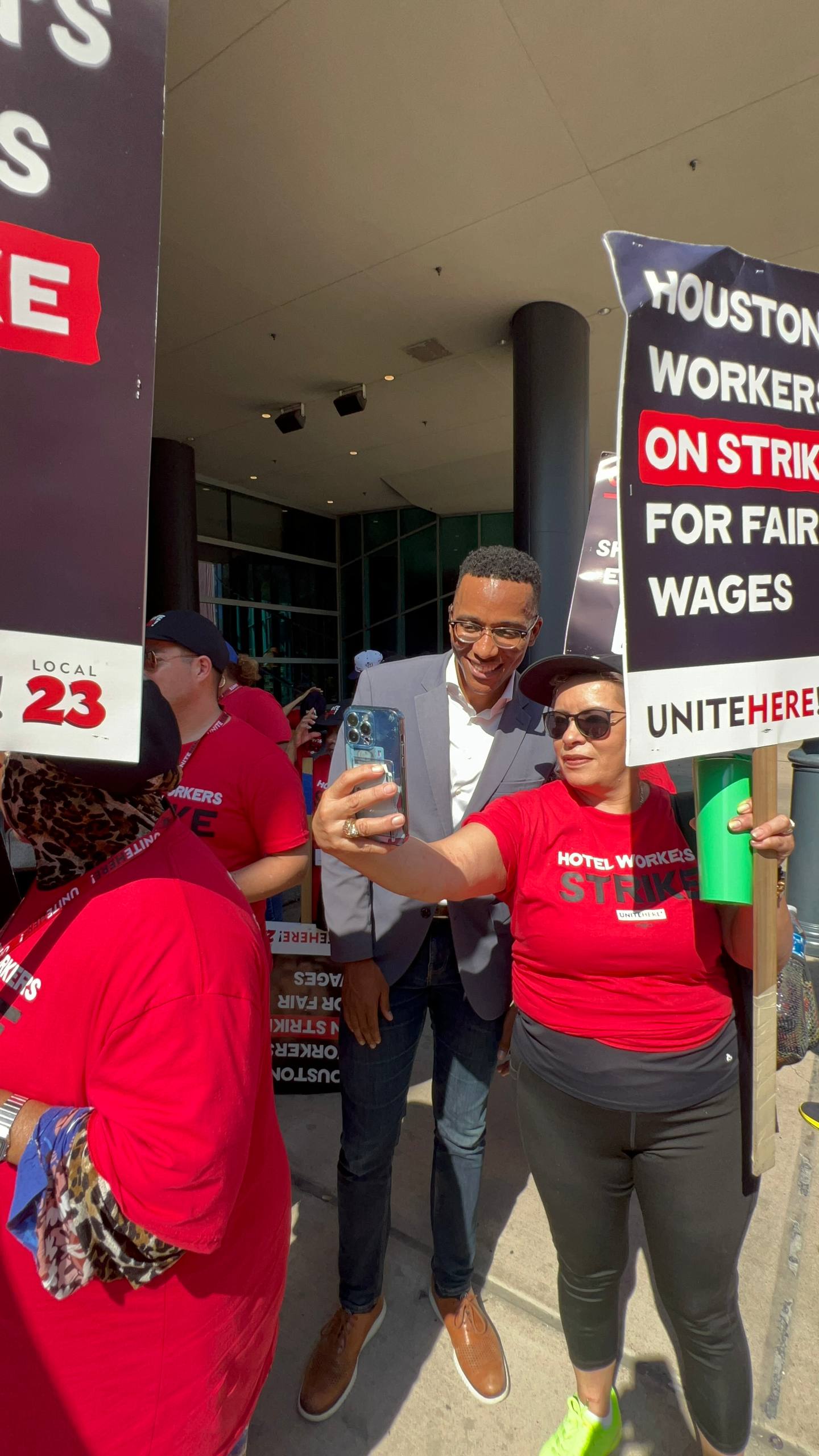 Christian Menefee apoyando a trabajadores de hotel en huelga por salarios justos en Houston