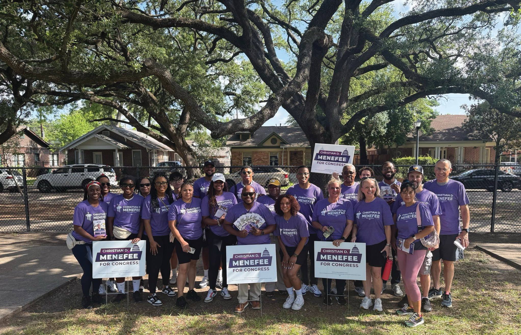 Equipo de voluntarios de la campaña Menefee For Congress con camisetas moradas