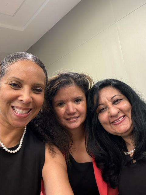 Rachelle Carter con miembros de la comunidad hispana