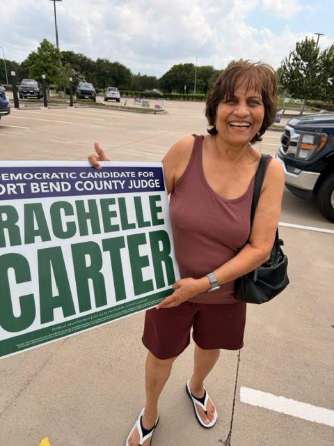 Simpatizante con letrero de Rachelle Carter candidata democrata para Fort Bend County Judge