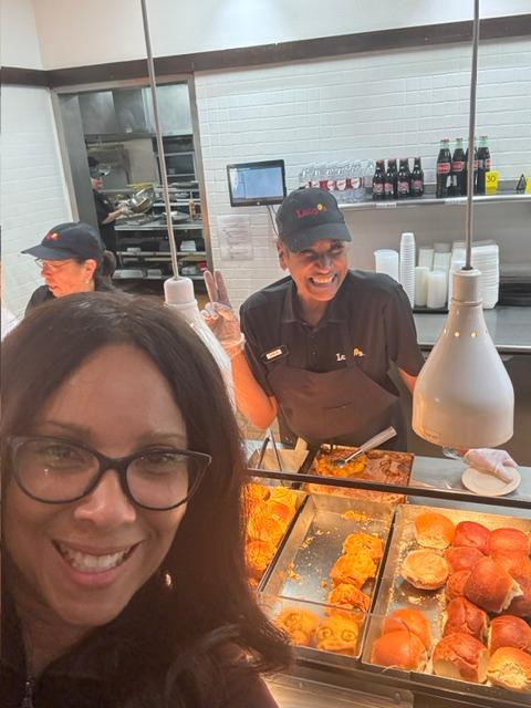 Rachelle Carter visitando un restaurante y panaderia hispana local
