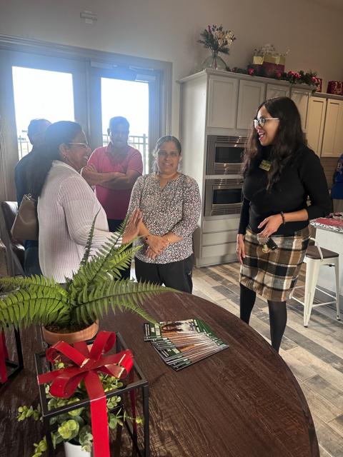 Rachelle Carter en reunion comunitaria con residentes