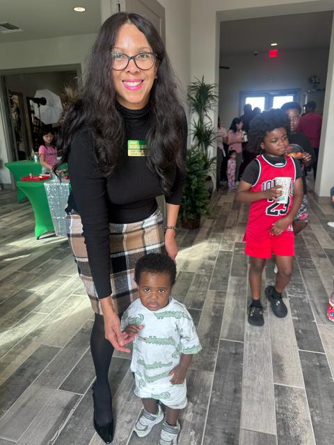 Rachelle Carter en evento comunitario con un nino