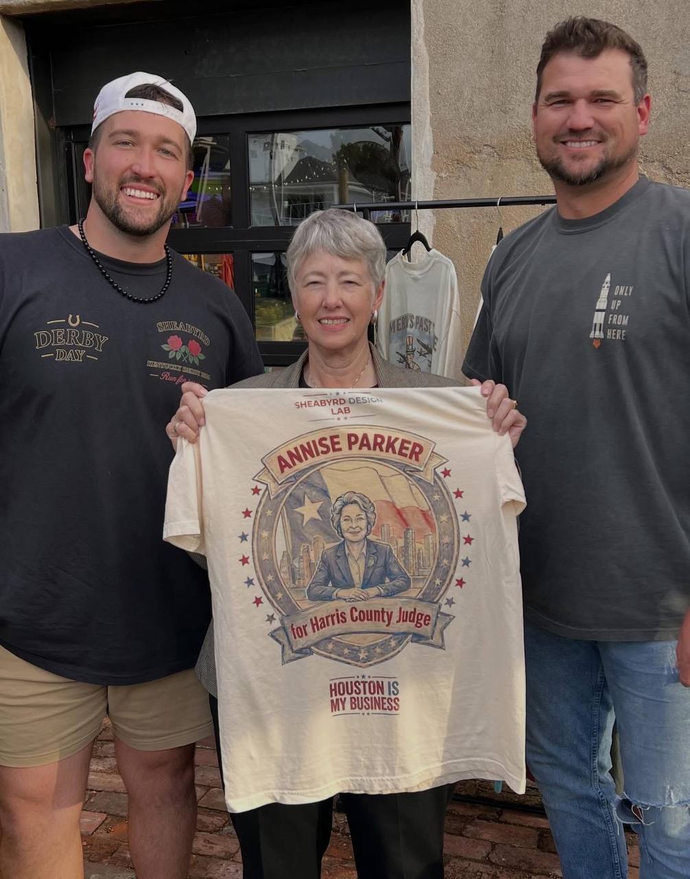 Annise Parker con camiseta de Sheabyrd Design Lab - Houston Is My Business