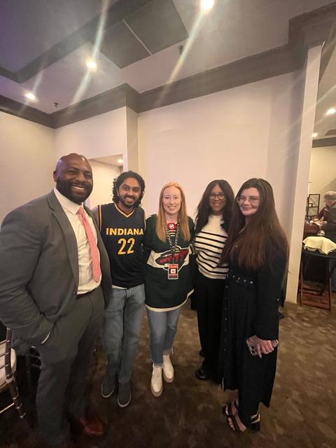 Rachelle Carter con grupo de jovenes profesionales y simpatizantes en evento