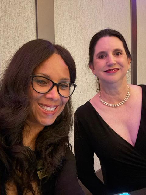 Rachelle Carter con una mujer en evento formal