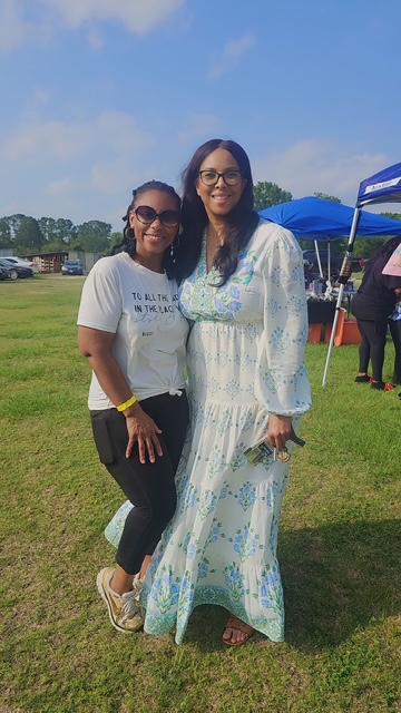 Rachelle Carter con simpatizante en evento comunitario al aire libre