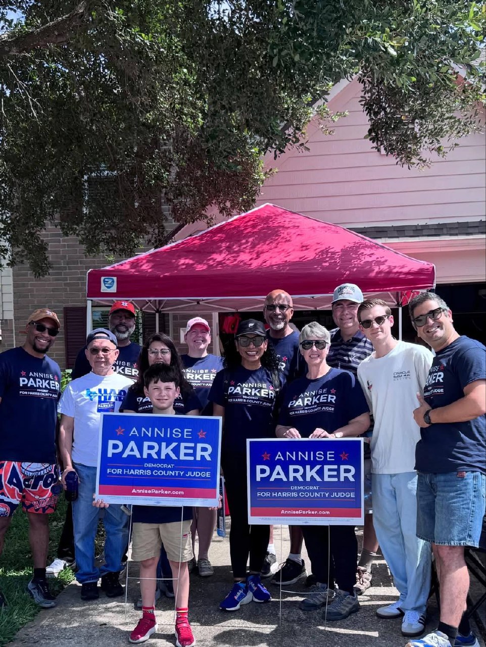 Foto grupal con equipo diverso de campaña y simpatizantes de Annise Parker