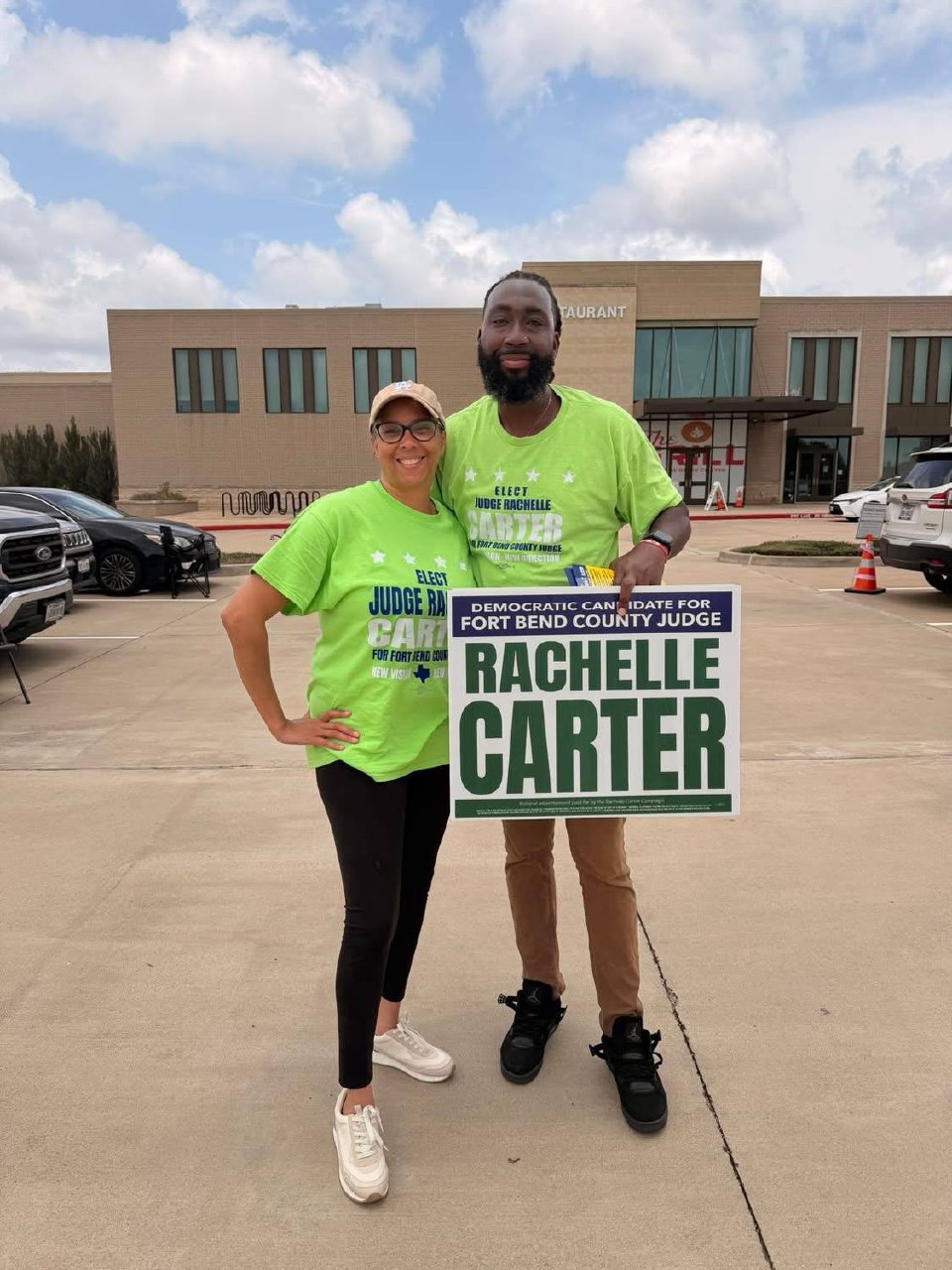 Rachelle Carter con voluntario de campaña en camisetas verdes