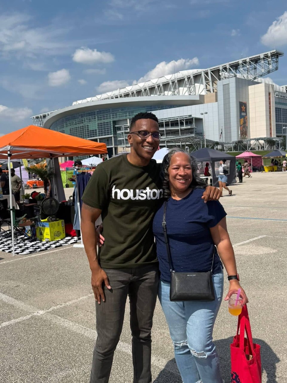 Christian Menefee con miembro de la comunidad frente a NRG Stadium