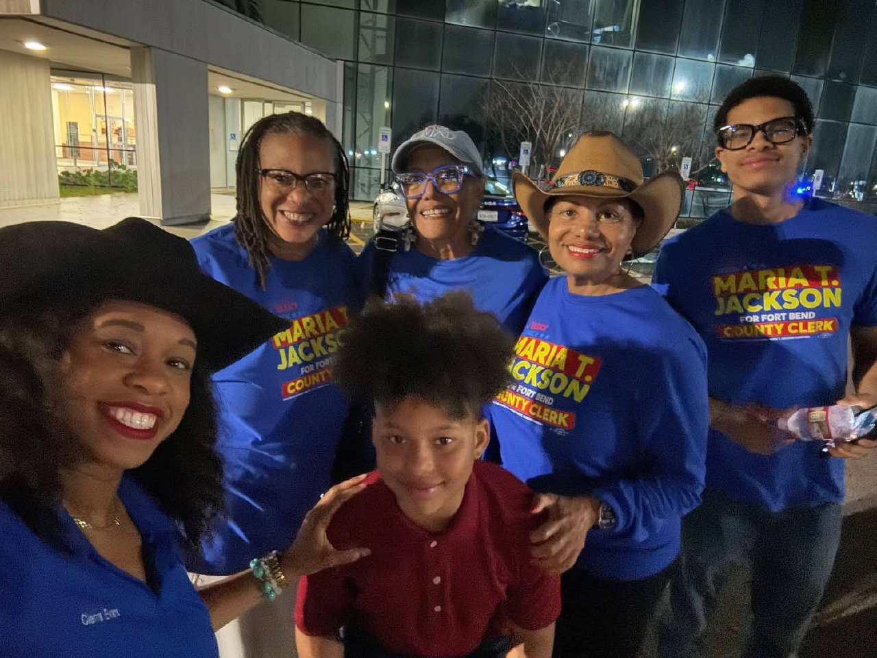 Grupo de voluntarios y simpatizantes de Maria T. Jackson usando camisetas azules de campaña