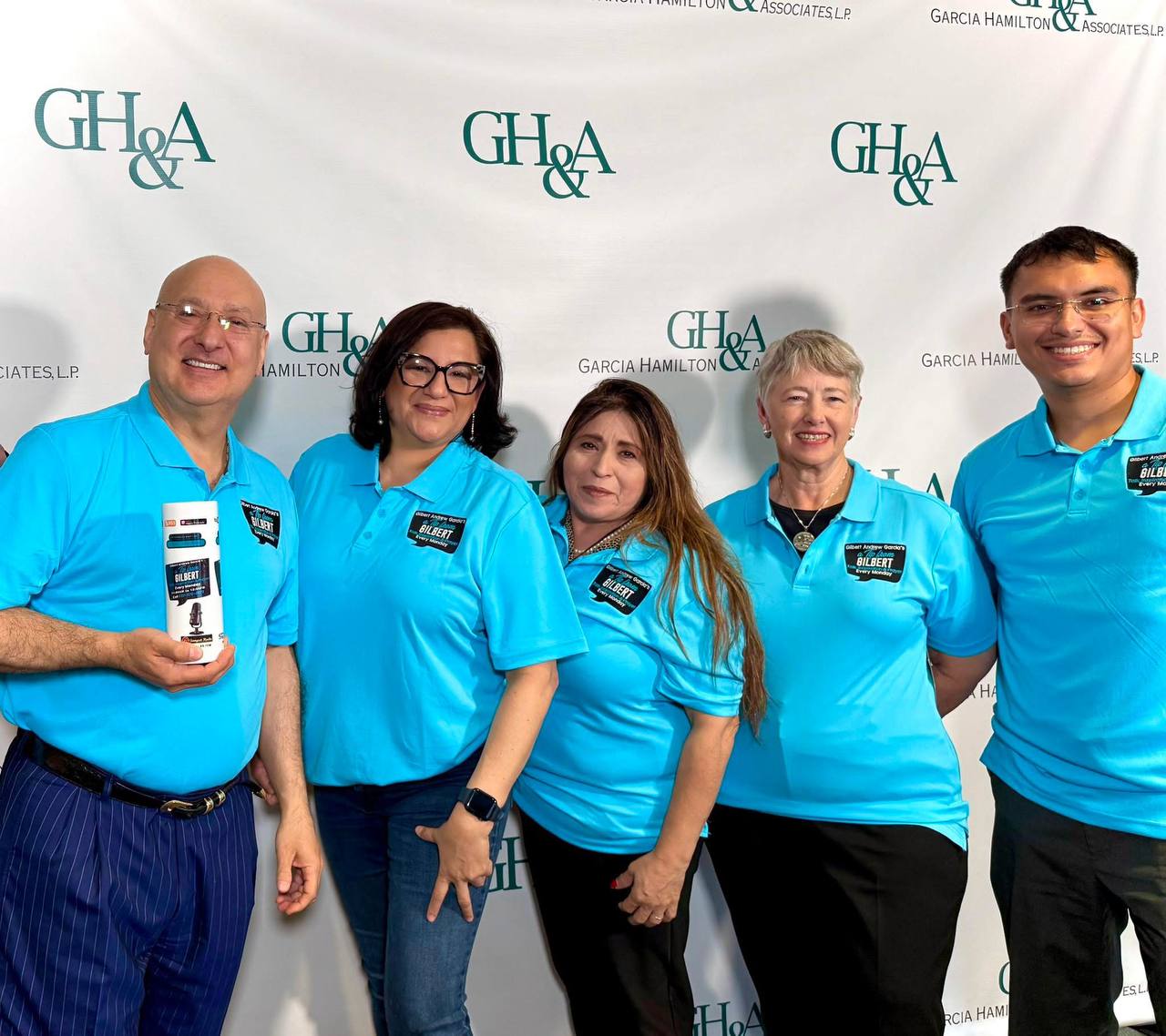 Foto grupal del equipo del podcast con Annise Parker