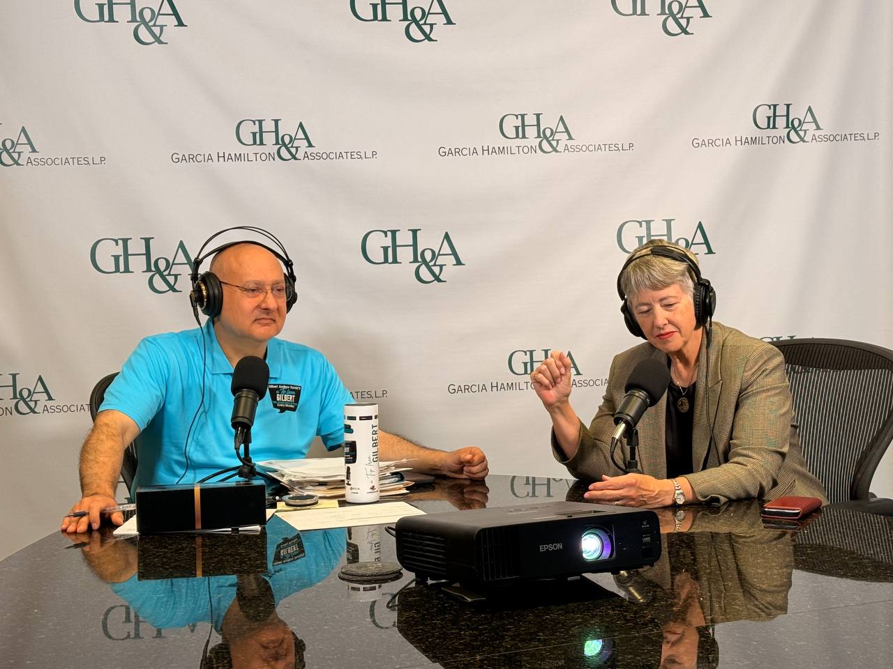 Gilbert y Annise Parker durante la grabación del podcast
