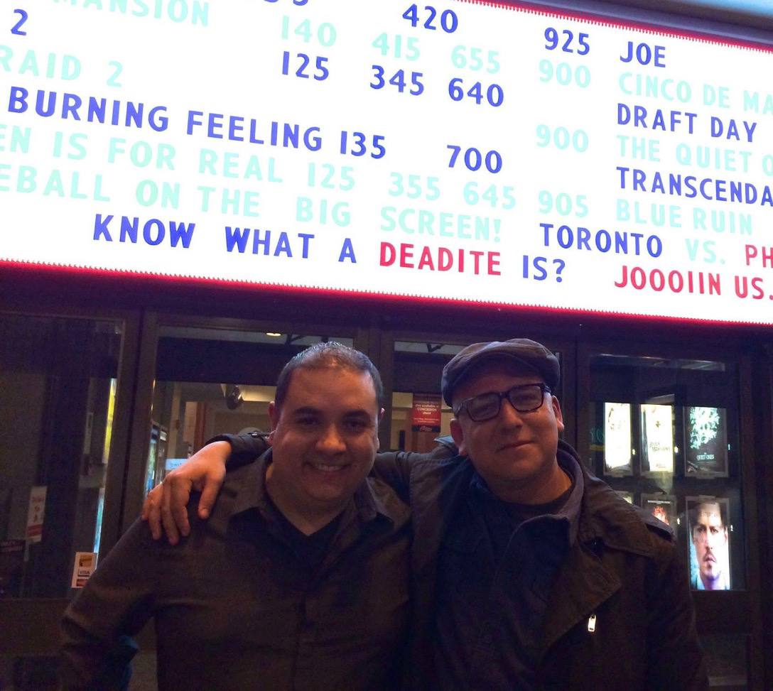 Rafa Lara y Mauricio Marin frente al Carlton Cinemas