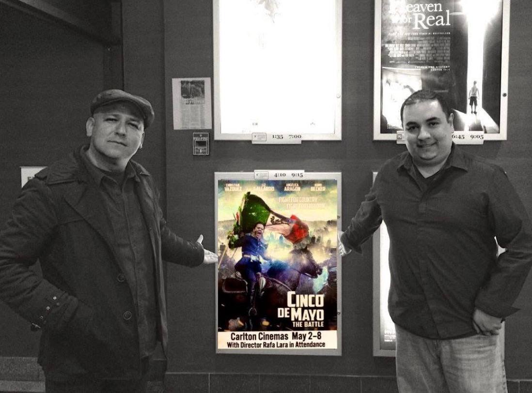 Rafa Lara y Mauricio Marin junto al póster de la película
