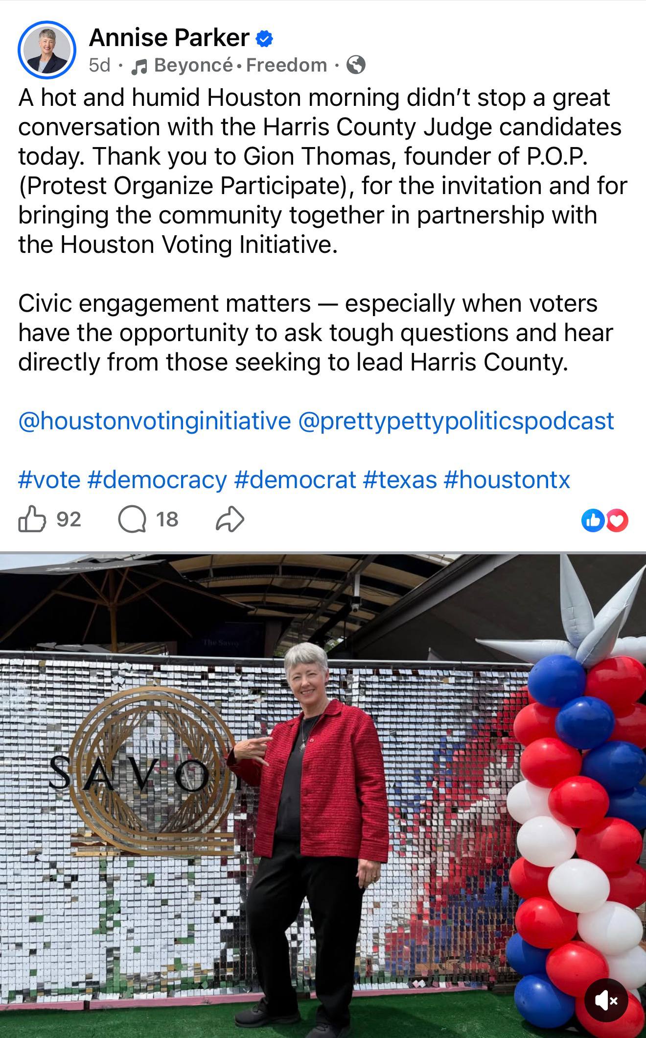 Annise Parker en el venue Savoy con globos rojos, blancos y azules durante el evento Houston Voting Initiative