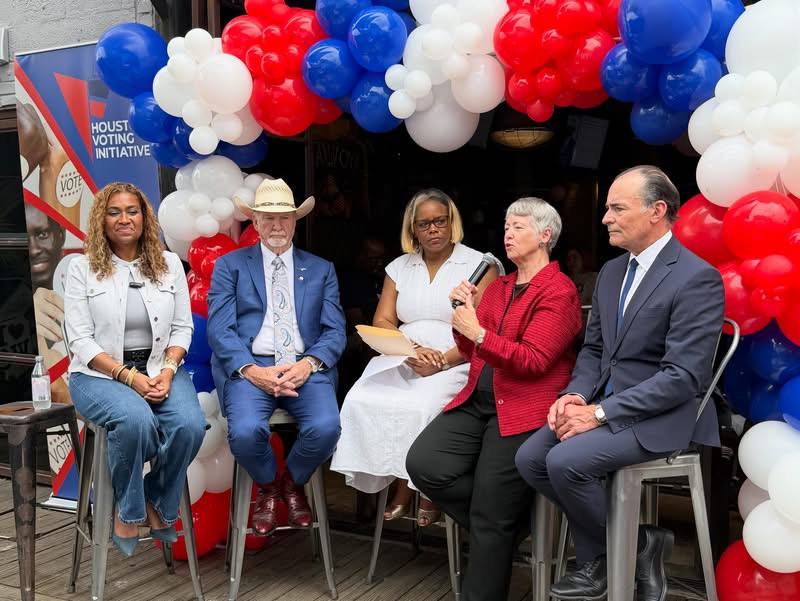 Panel de discusión con candidatos a Juez del Condado Harris en el evento Houston Voting Initiative con globos patrióticos