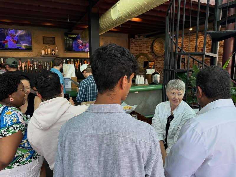 Annise Parker conversando con simpatizantes en Karbach Brewing Company sobre su visión para el Condado Harris