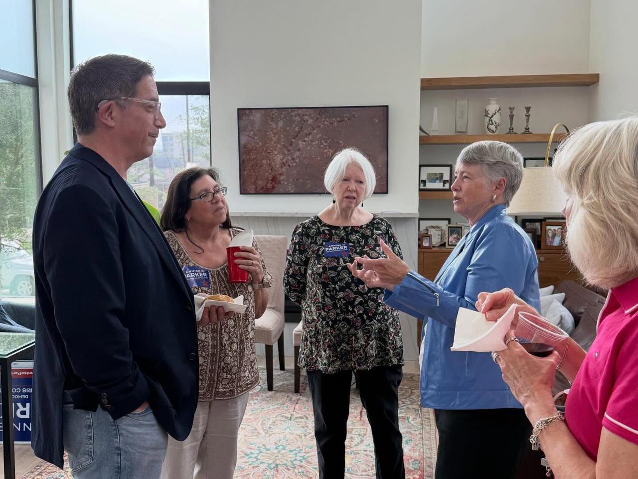 Annise Parker en reunión en casa de su amiga María discutiendo el futuro del Condado de Harris