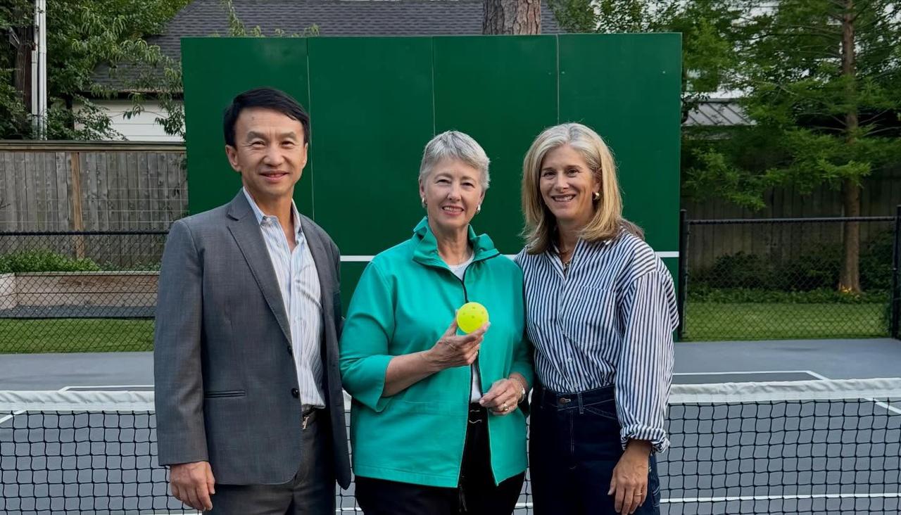 Annise Parker junto a los anfitriones del evento en la cancha de pickleball