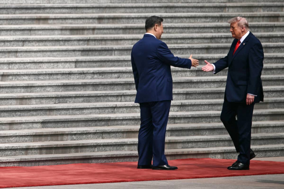 Apretón de manos entre Trump y Xi