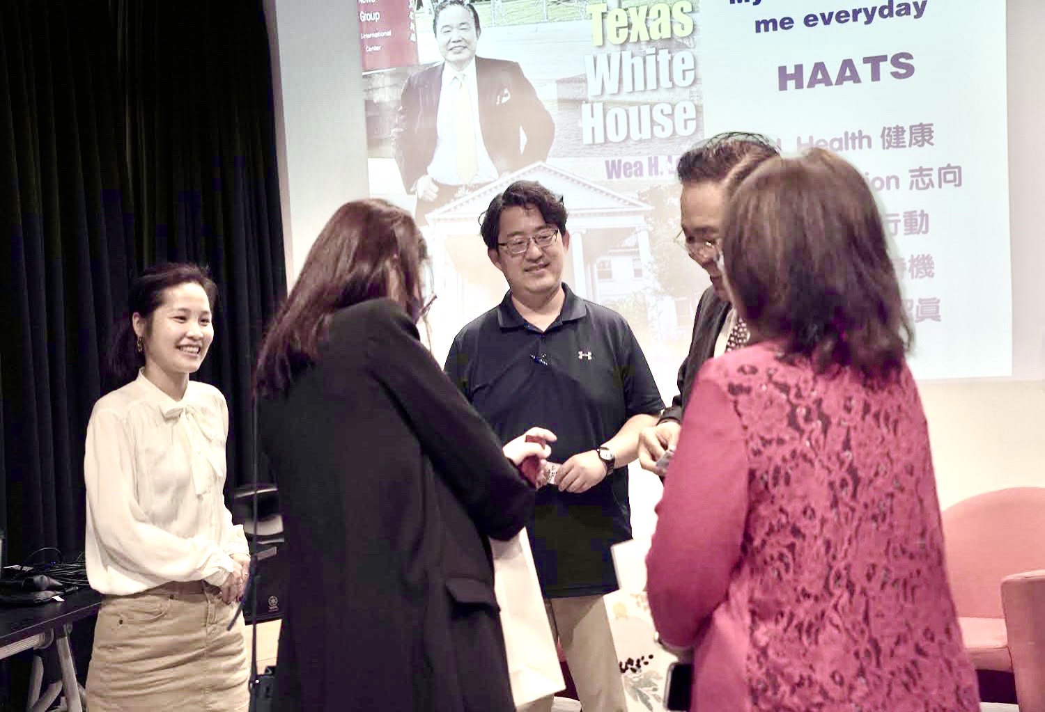 Wea Lee compartiendo su experiencia empresarial