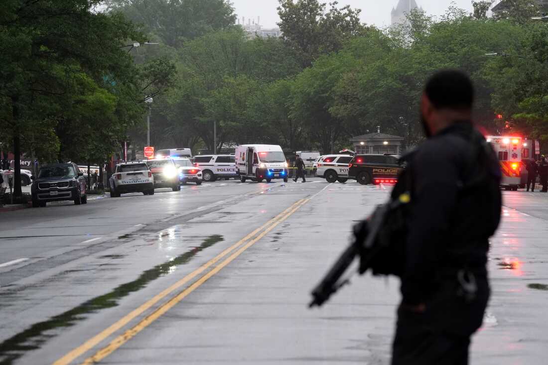 Hombre armado muere tras abrir fuego en un puesto de control del Servicio Secreto cerca de la Casa Blanca; un transeúnte resultó herido
