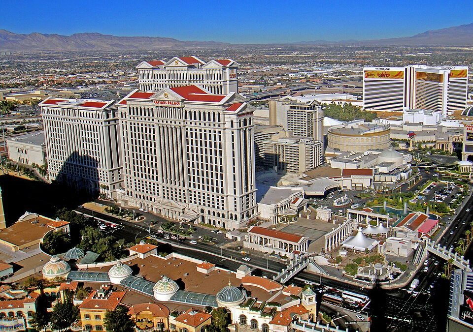 Dueño de los Rockets Tilman Fertitta Adquiere Caesars Entertainment: Houston Gana un Gigante del Entretenimiento