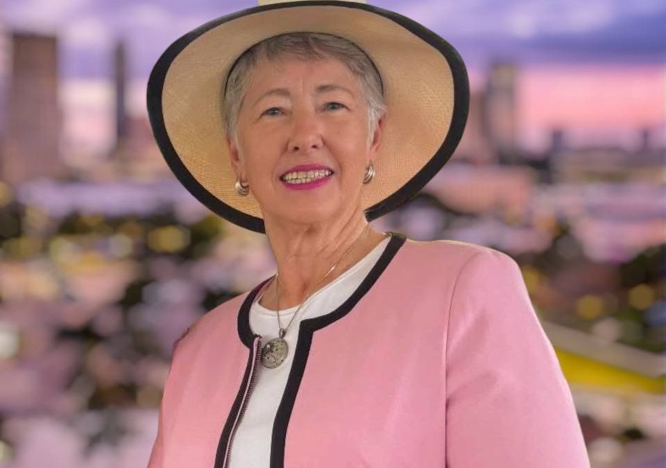 Annise Parker Celebra el Mes de la Mujer en The Hats in the Park Gala y Avanza en su Campaña para Harris County Judge
